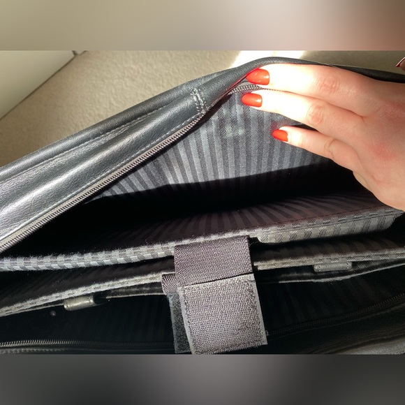 Tumi Classic Black Leather Briefcase/ Carry On Travel Bag - Picture 6 of 12